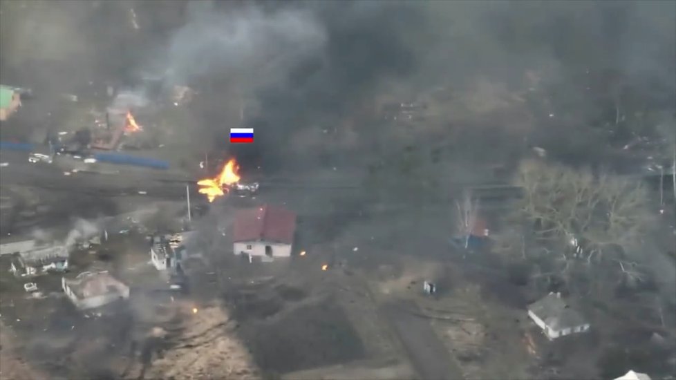 Osamocený ukrajinský tank dokázal zničit několik ruských obrněných vozidel u města Nova Basan.