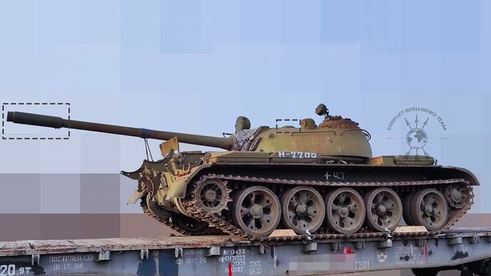 Fotografie tanku T-54 na vlaku, který zjevně směřuje ze skladů na Dálném východě na frontu na Ukrajinu