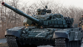 Invaze na Ukrajinu: Ruský tank se symbolem Z