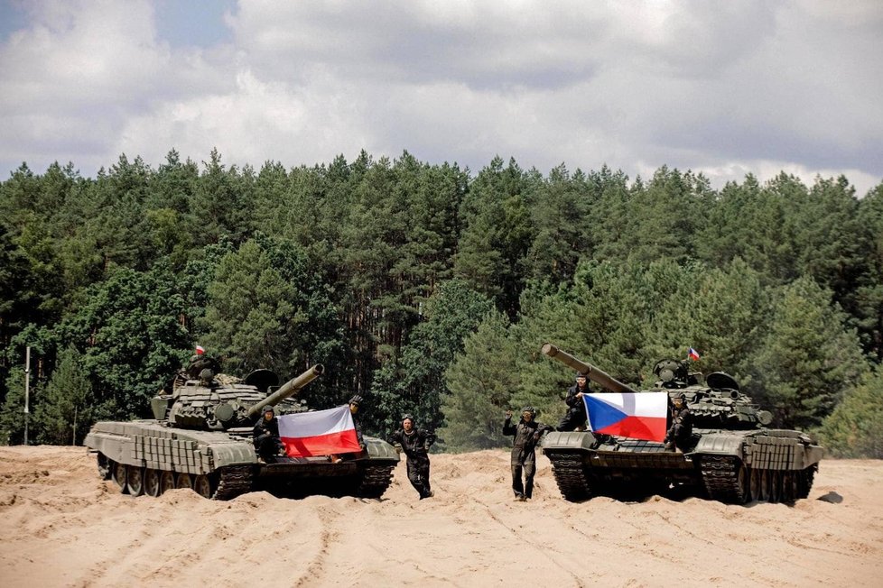 Bojové vozidla s českou a polskou vlajkou