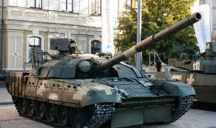 Tomáš vyrazí do bojů na Ukrajině aneb jak se vybírá třicet milionů na český tank