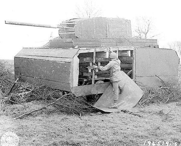 Takto dělali falešný tank Němci. Zvláštní, že při jejich příslovečné pečlivosti vypadá takhle…