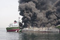 Inferno na moři: Tanker pohltily plameny!