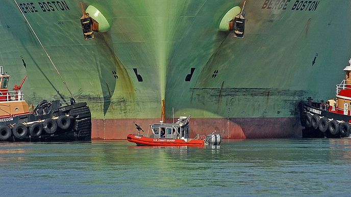 Tanker na zkapalněný zemní plyn Berge Boston v bostonském přístavu