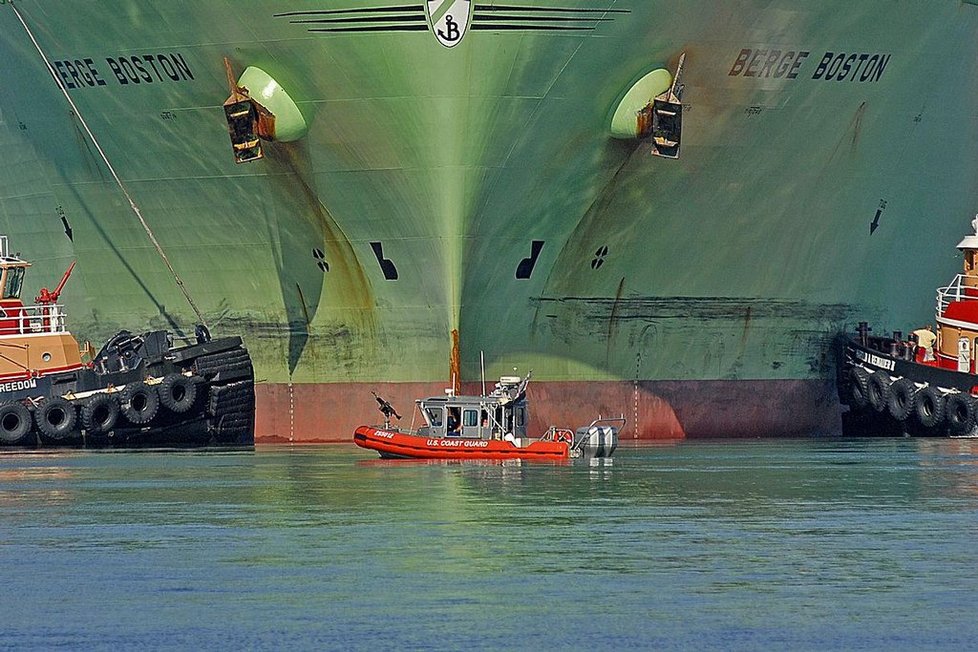 Tanker na zkapalněný zemní plyn Berge Boston v bostonském přístavu