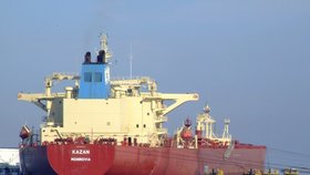 Ropný tanker Kazaň se plaví pod liberijskou vlajkou, patří dunajské firmě - ale vozí ruskou ropu (snímek z r. 2007).