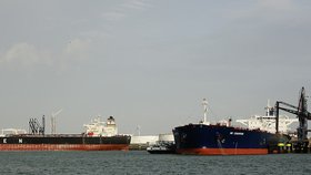 Do stínové flotily patří i tanker NS Champion.