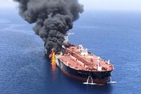 44 námořníků evakuovali. Tanker před explozí zasáhly „dva letící předměty“