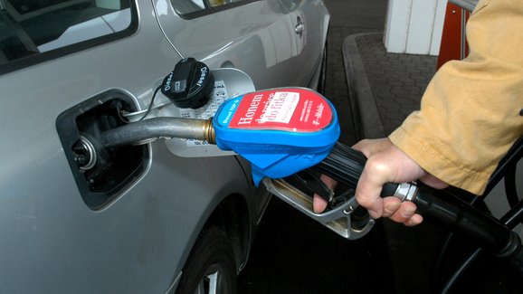 Natankujte raději dnes, benzin přes víkend nejspíš zdraží. Co je příčinou?