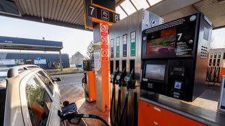 Regulace cen benzinu a nafty bude pokračovat i v květnu, oznámila Schillerová Regulace cen benzinu a nafty bude pokračovat i v květnu, oznámila Schillerová