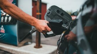 Benzin a nafta jsou nejdražší od konce minulého roku. Experti ale očekávají zlevňování