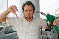 Ceny benzinu a nafty po rekordním poklesu zase rostou. Za litr zaplatíme přes 26 korun