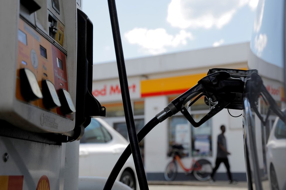 Cena benzinu šla opět nahoru, za naftu si ale moc nepřiplatíme
