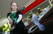 Zdražování paliv pokračuje: Za průměrný plat 754 litrů!