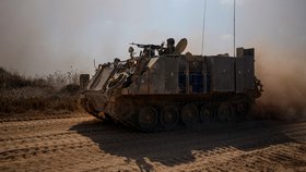 Izraelské tanky míří k hranici pásma Gazy na jihu Izraele (13.10.2023)
