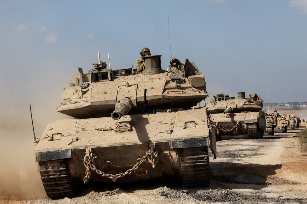 Izraelské tanky míří k hranici pásma Gazy na jihu Izraele (13.10.2023)
