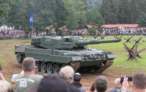 Hlavním tahákem byl Leopard 2A4, úderná síla 73. tankového praporu.