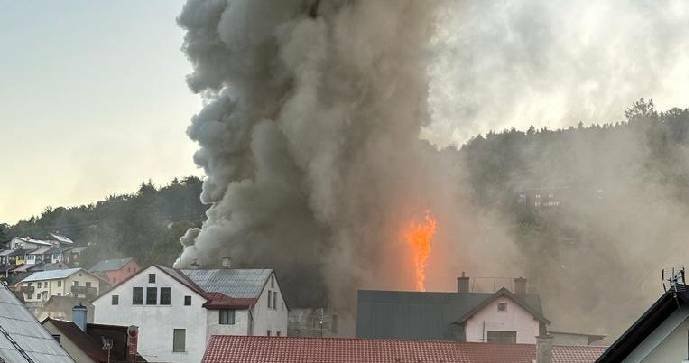 Požár penzionu v Tanvaldu: Čtyři zranění, jeden středně těžce