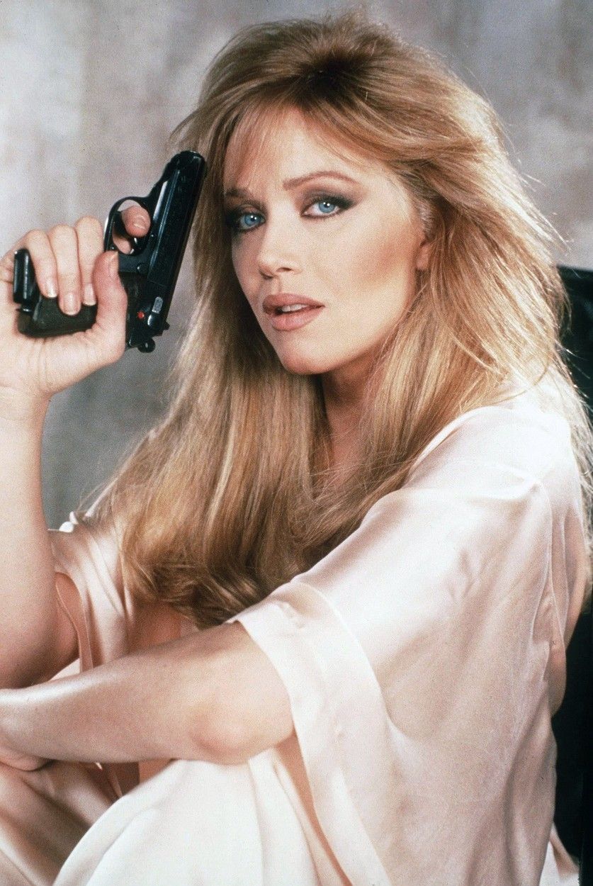 Tanya Roberts si zahrála bondgirl Stacey Sutton v bondovce Vyhlídky na vraždu. Kromě toho natočila spousty dalších filmů a v 80. letech se stala jedním ze sexsymbolů Hollywoodu.