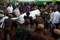 Zoufalství a potoky slz: Tanzánie pohřbila oběti výbuchu cisterny, uhořelo 71 lidí