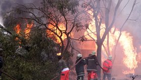 Exploze benzinu z havarované cisterny zabila nejméně 60 lidí.