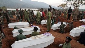 V Tanzánii pohřbili oběti výbuchu cisterny, po kterém zemřelo 71 lidí.