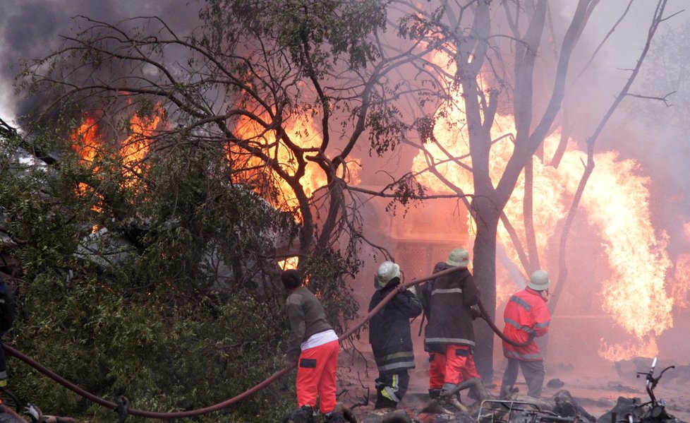 Exploze benzinu z havarované cisterny zabila nejméně 60 lidí.