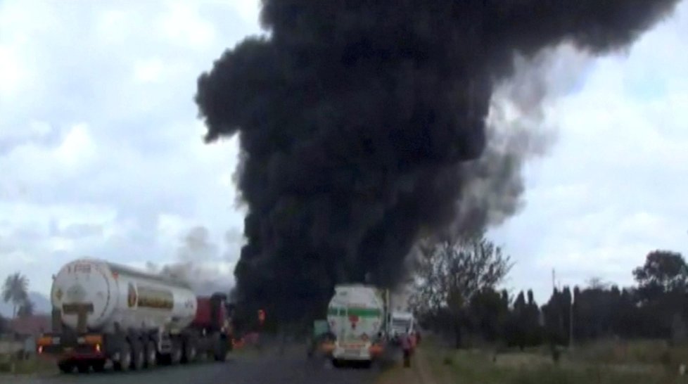 Exploze benzinu z havarované cisterny zabila nejméně 60 lidí.