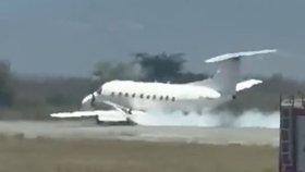 Kolize se zvířetem při vzletu letadlu poškodila podvozek