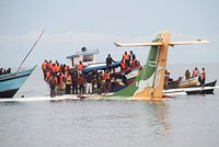 Letadlo spadlo do jezera: 19 mrtvých v Tanzanii! A záchranná akce na pomoc uvězněných cestujících
