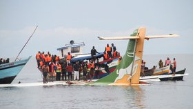 Letadlo spadlo do jezera: 19 mrtvých v Tanzanii! A záchranná akce na pomoc uvězněných cestujících