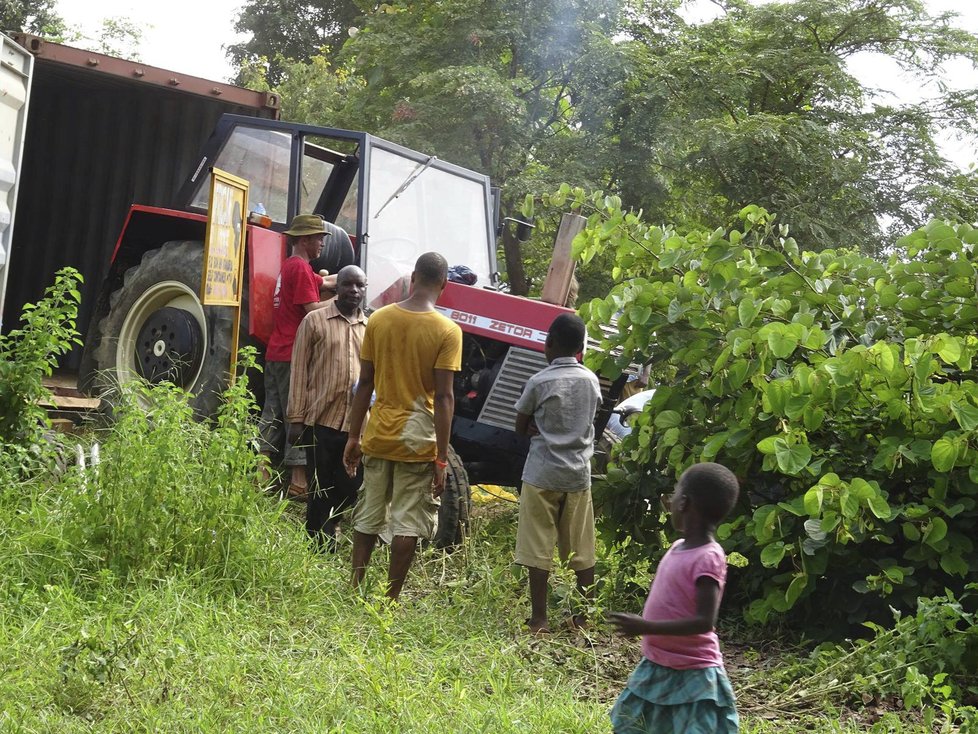 Tanzanií na vozíku a traktorem