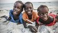 Idylické pobřeží severní Tanzanie je levnou a poklidnou variantou k turistickému Zanzibaru. Zářící dětské úsměvy nás vítají v chudých rybářských vesnicích.