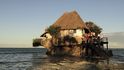 Skalní restaurace na osamoceném útesu v Pingwe je skoro povinností pro každého turistu