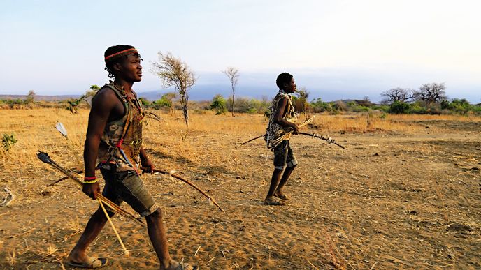 Lovci vyráží na lov za východu slunce, kdo nestíhá poklus, nic neuvidí Lovci vyráží na lov za východu slunce, kdo nestíhá poklus, nic neuvidí