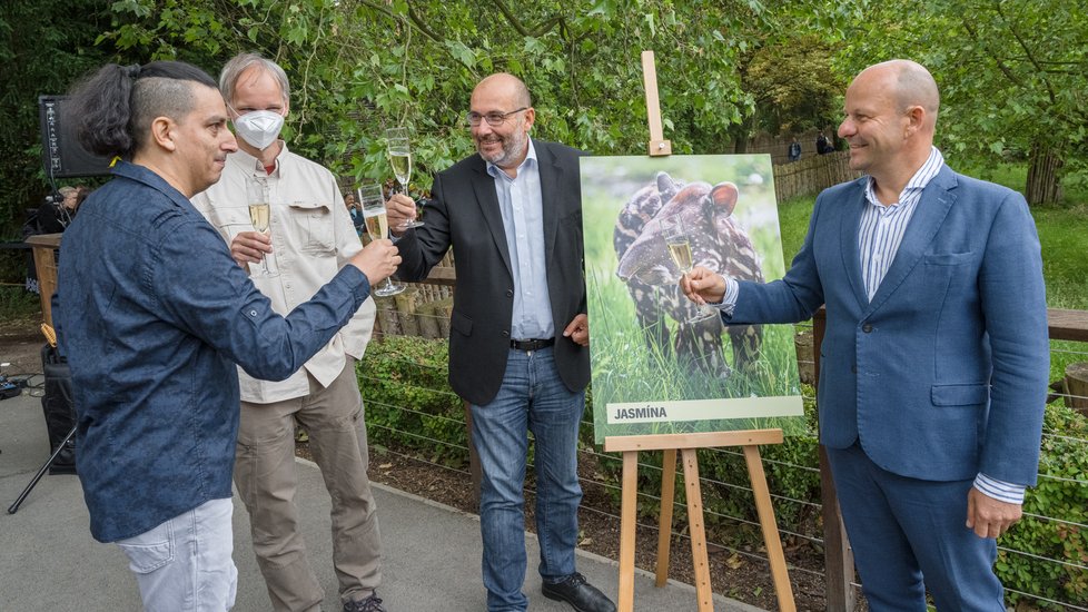 Na Jasmínino zdraví si připil peruánský hráč na andské flétny Vlado Ulrich společně s kurátorem savců Pavlem Brandlem, ředitelem Zoo Praha Miroslavem Bobkem a náměstkem primátora hlavního města Prahy Petrem Hlubučkem.