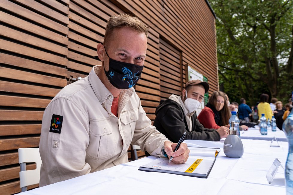 V rámci křtu proběhla i autogramiáda fotoknihy Ztichlá zoo. Na fotografii zleva – vrchní chovatel tučňáků a lachtanů Jakub Mezei, vrchní chovatel primátů Martin Vojáček a vrchní chovatelka vodních ptáků Aneta Kratochvílová.