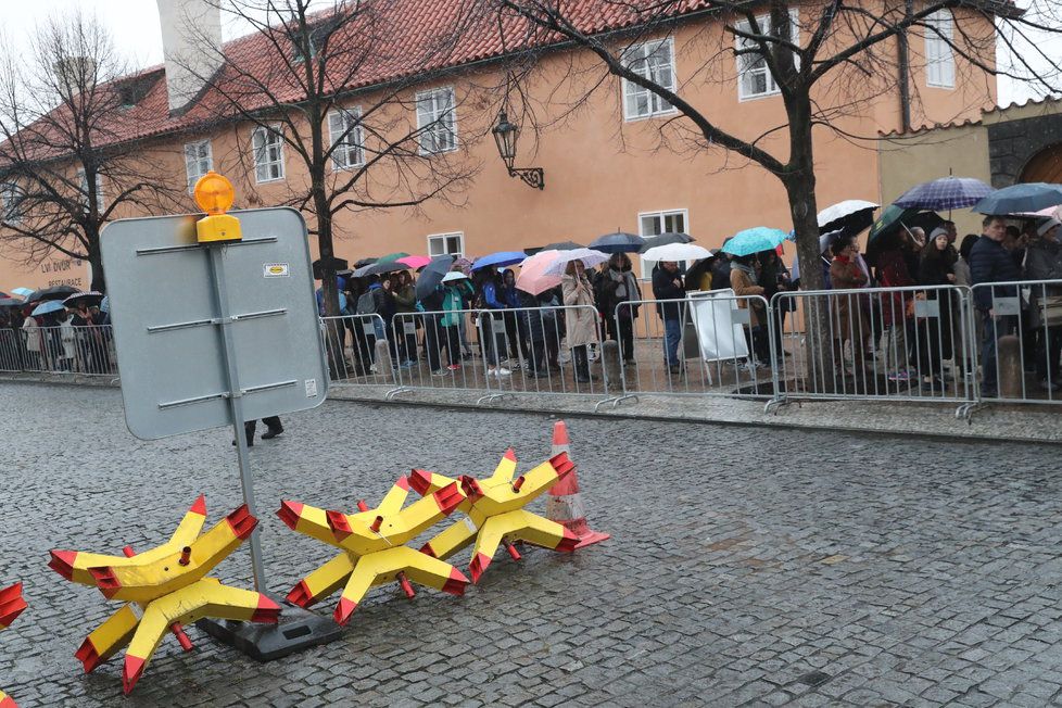 Výstava byla zahájena v nepříliš příjemném rozmaru počasí.