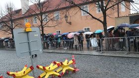 Lidé při návštěvě Hradu často stojí frontu. Situaci jim často znepříjemní rozmar počasí. To by se mělo změnit. (ilustrační foto)