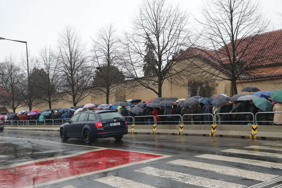 Výstava byla zahájena v nepříliš příjemném rozmaru počasí.