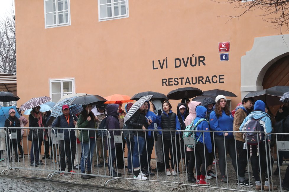 Výstava byla zahájena v nepříliš příjemném rozmaru počasí.