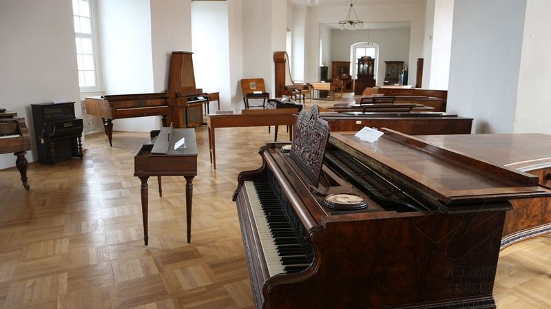 Tapisérii najdou návštěvníci v v expozici klávesových hudebních nástrojů.