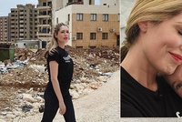 Uprchlíci, trosky a zářivě rudá rtěnka: Modelku kritizují, mezi běžence se vyparádila
