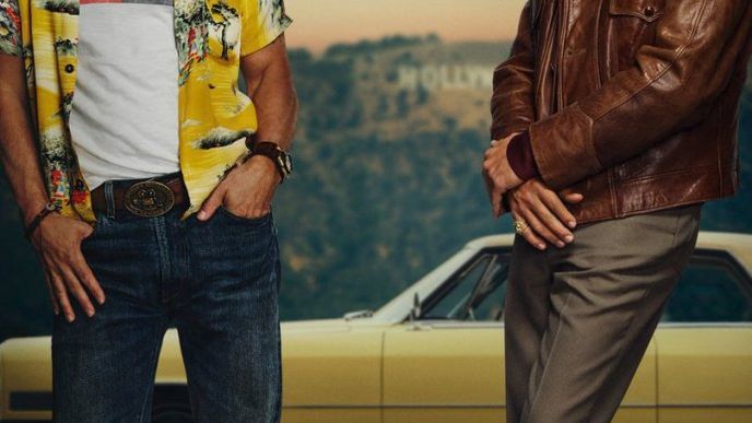 Brad Pitt a Leonardo DiCaprio na plakátu k filmu Tenkrát v Hollywoodu.