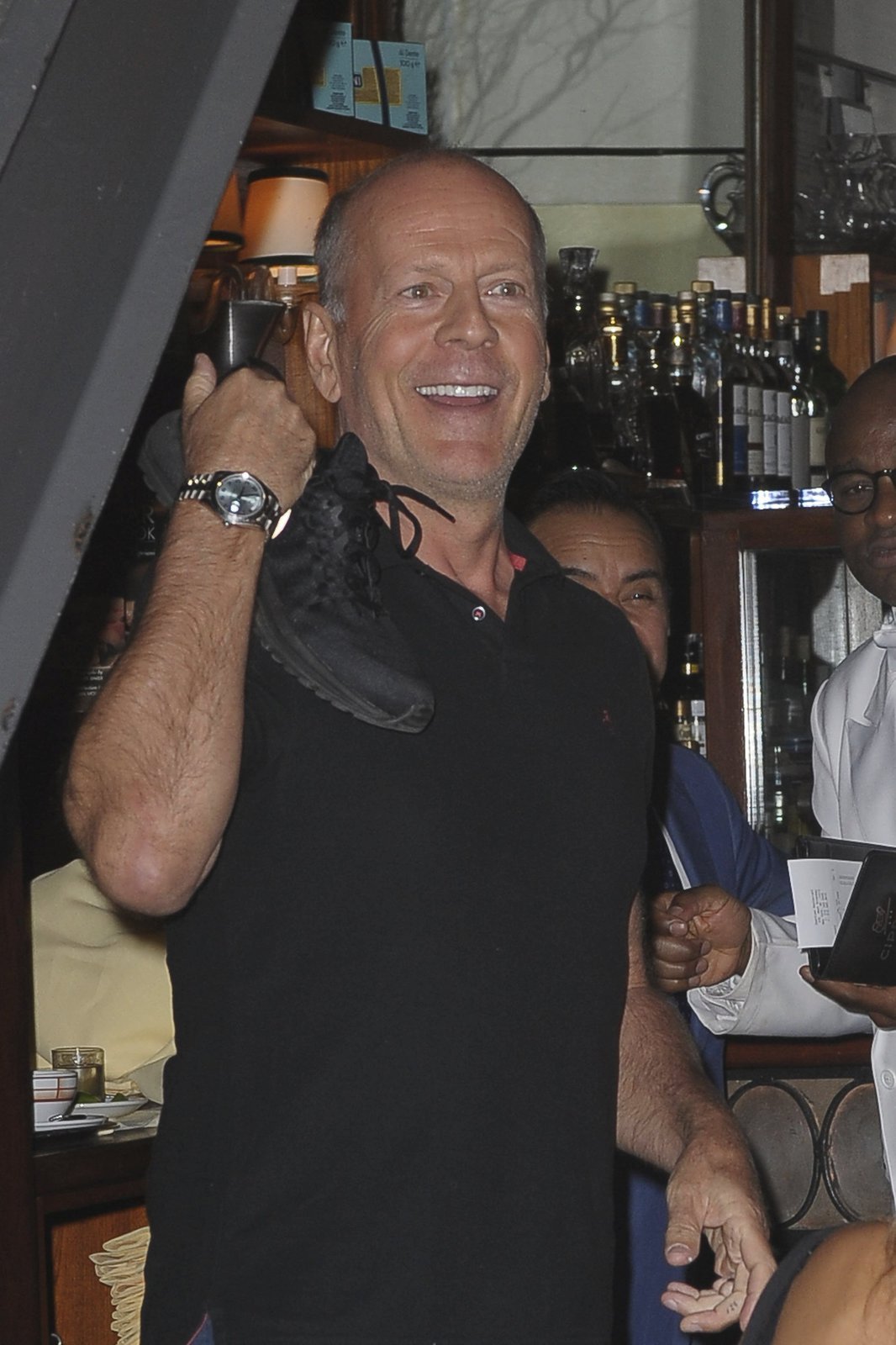 Bruce Willis (62) – boxer Butch. Když přeskakoval zábradlí ztratil botu!