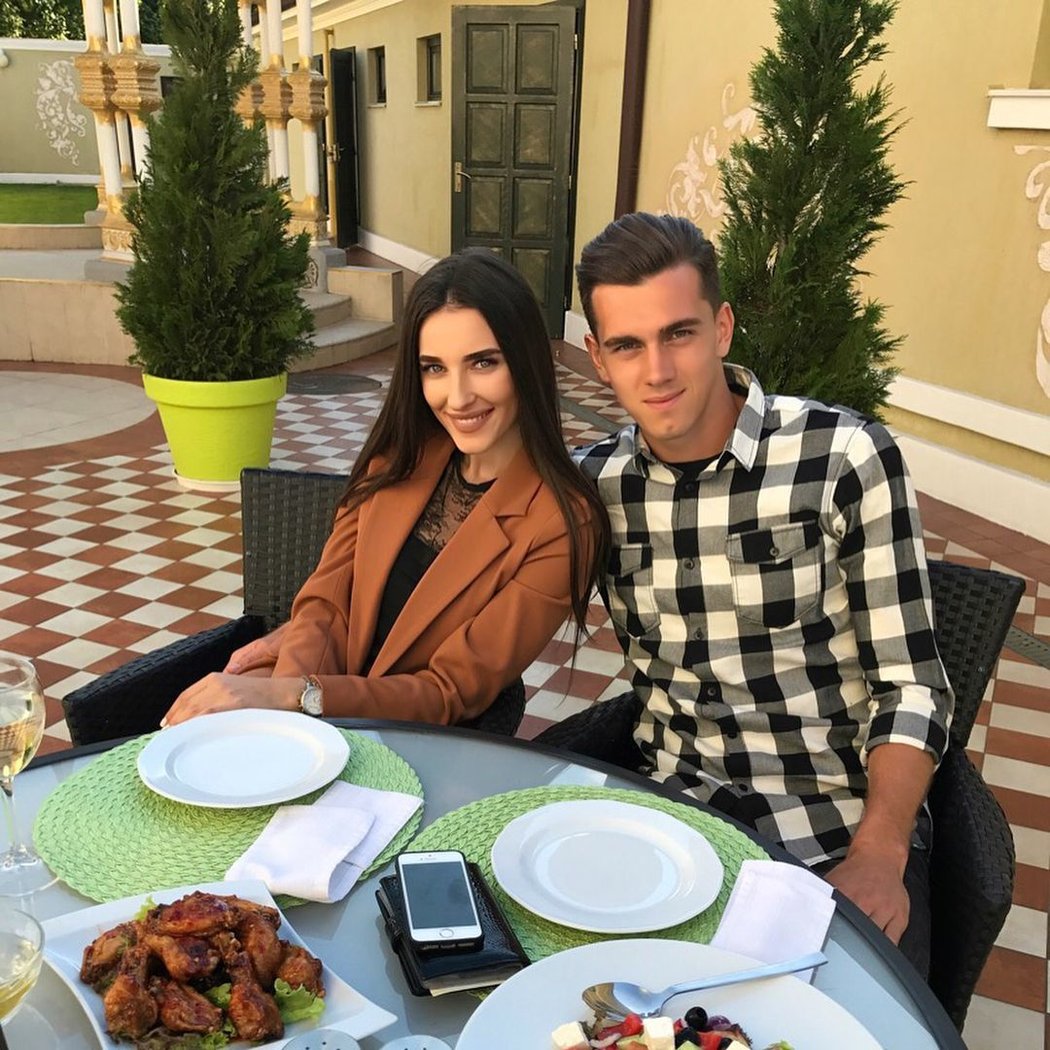 Ukrajinský fotbalista Taras Kačaraba má nádhernou manželku Boženu