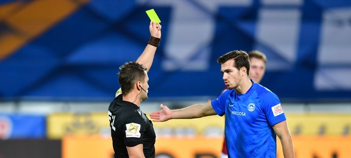 Taras Kačaraba inkasuje za svůj penaltový zákrok žlutou kartu