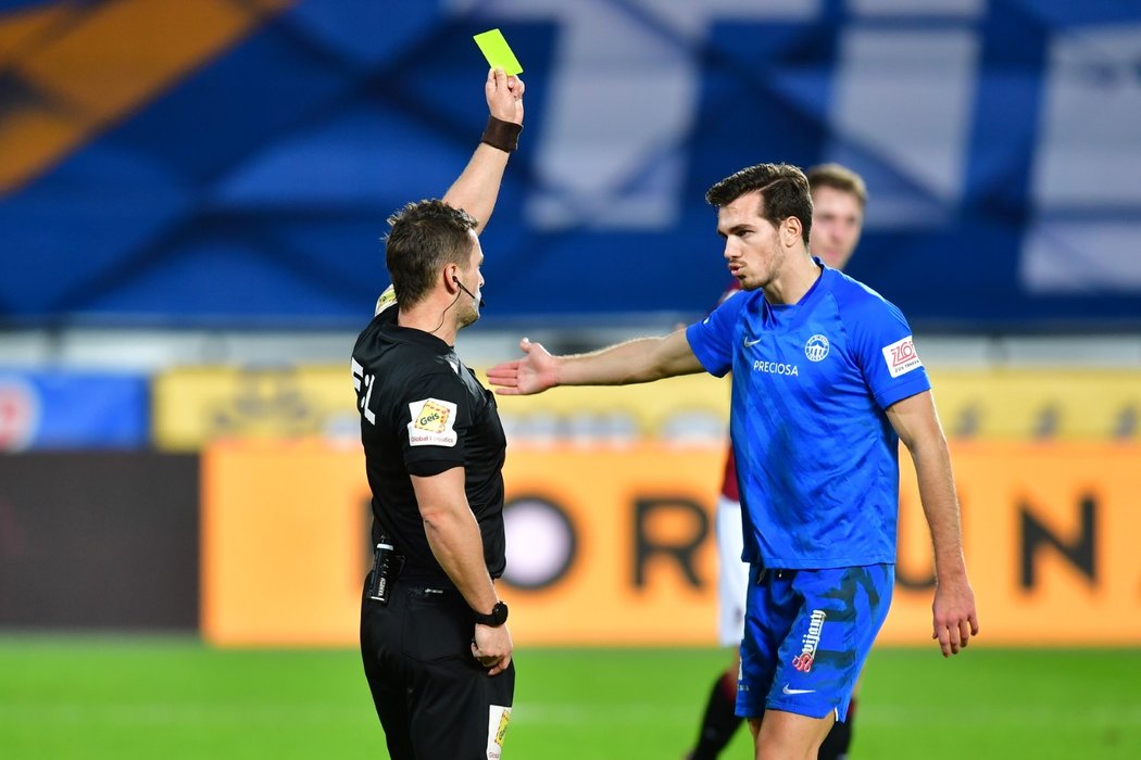 Taras Kačaraba inkasuje za svůj penaltový zákrok žlutou kartu