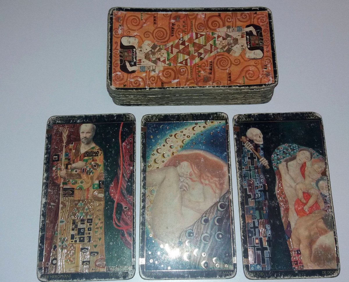 Jednou ze sad, která Anně prošla nejčastěji rukama je Klimt tarot, je tak ošoupaný, že se z něj dnes už nedá prakticky nic vyčíst.