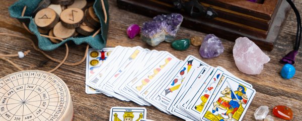 Tarotskop na leden: Panny mohou otěhotnět, Kozorozi zbohatnou a Váhy budou mít plnou hlavu starostí